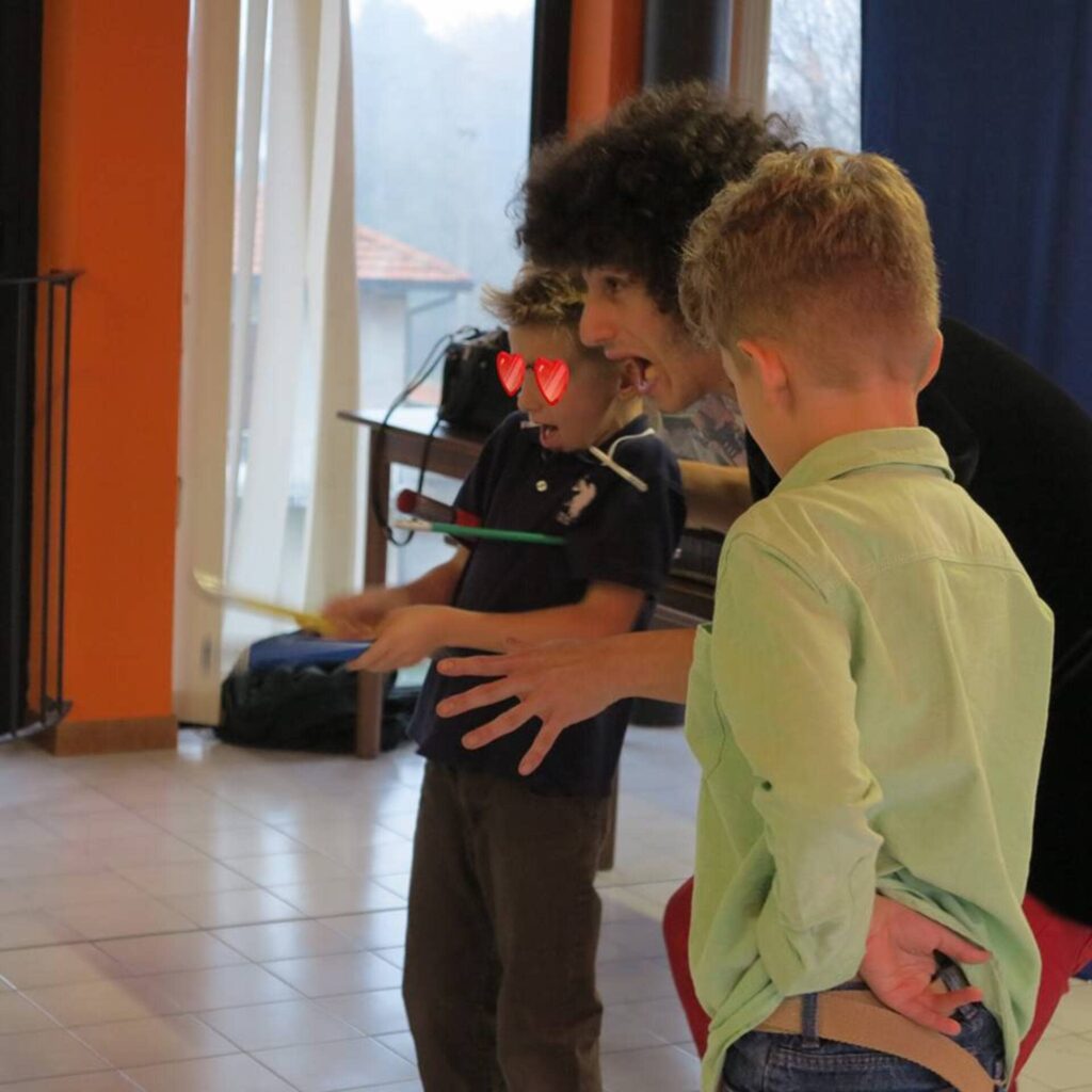 Mago Matteo esegue trucchi di magia con bambini a Milano